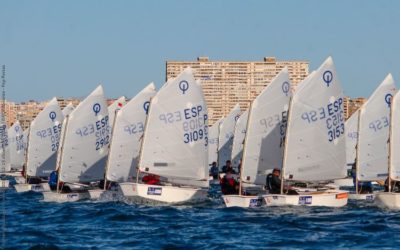Carlos Espí lidera la flota Optimist en el arranque de la Semana Náutica de Alicante